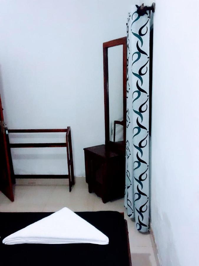 Black And White Kandy Guest House 02 Deiyannewela Exterior photo