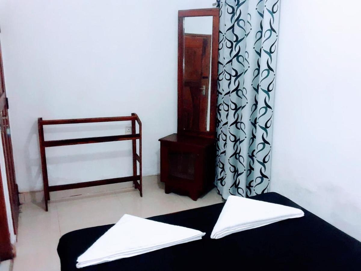 Black And White Kandy Guest House 02 Deiyannewela Exterior photo